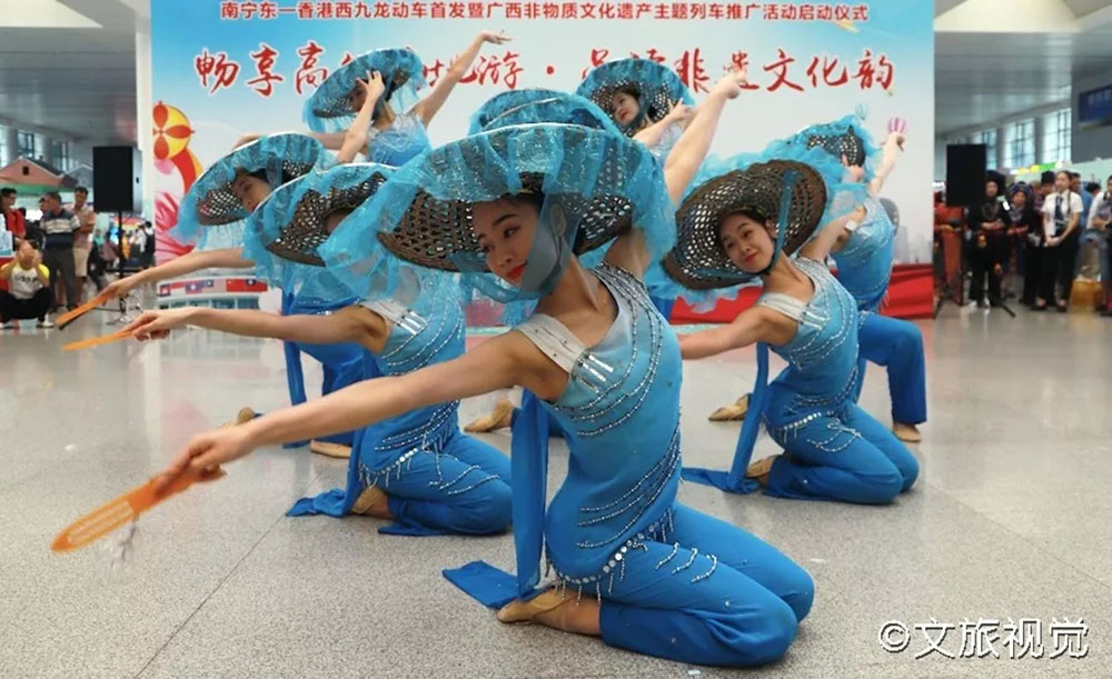 搭乘首發(fā)高鐵，海真珠珍珠粉抵達東方明珠